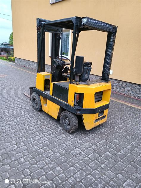 Wózek widłowy z silnikiem Perkins w akcji, transportujący palety
