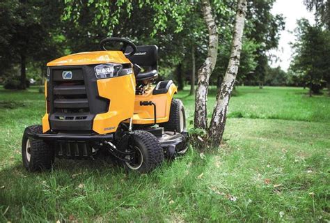 Traktor ogrodowy Cub Cadet XT1 OR95 w akcji na zadbanym trawniku