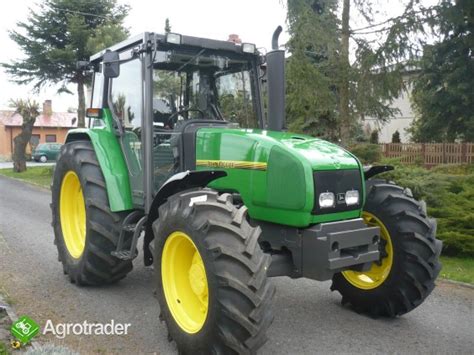 Fotografia przedstawiająca ciągniki Renault Ceres i John Deere 3000 pracujące z ładowaczami