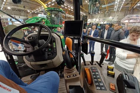 Wnętrze John Deere'a 3200, typowe dla modeli Renault
