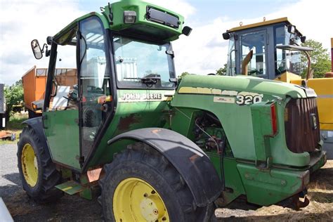 Zdjęcie przedstawiające maskę ciągnika John Deere 3200, która została wymieniona i pomalowana