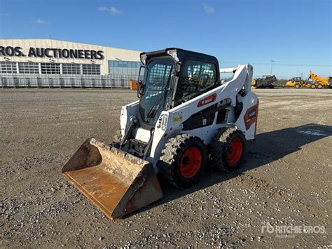 Ładowarka o sterowaniu burtowym Bobcat S530 w akcji