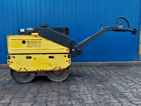 Walec prowadzony Bomag BW 65 H w akcji na placu budowy
