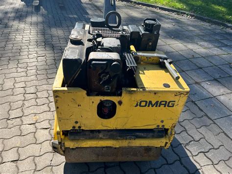 Infografika z kluczowymi parametrami technicznymi walca Bomag BW 65 H