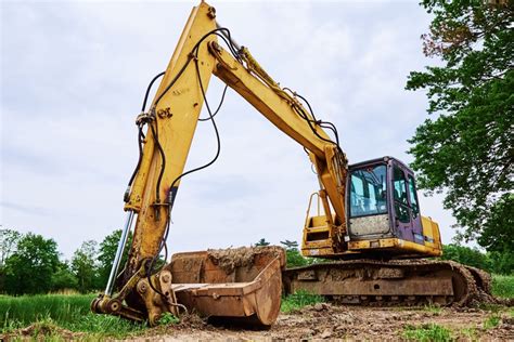 Tematyczne zdjęcie maszyny budowlanej z widocznymi siłownikami hydraulicznymi