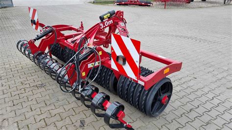 Wielofunkcyjny wał uprawowo-siewny z włóką w akcji na polu