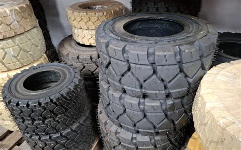 Rodzaje opon do wózków widłowych: pneumatyczne, superelastyczne, z gumy naturalnej