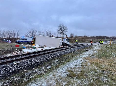 Miejsce wypadku ciężarówki z węglem w Tychach z widocznymi służbami ratunkowymi