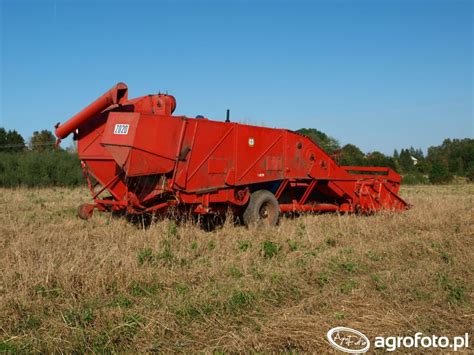 Zdjecie kombajnu Bizon Z020 Zagon pracującego w polu