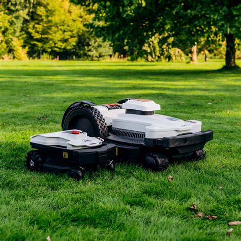 Zdjecie robotów koszących bez przewodu różnych marek