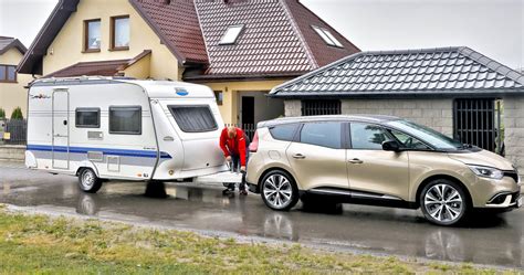 Ford Kuga z przyczepą kempingową