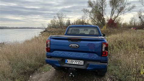 Ford Ranger ciągnący ciężką przyczepę