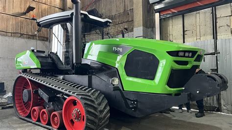 Zdjęcie prototypowego ciągnika gąsienicowego DST-Ural FT-741