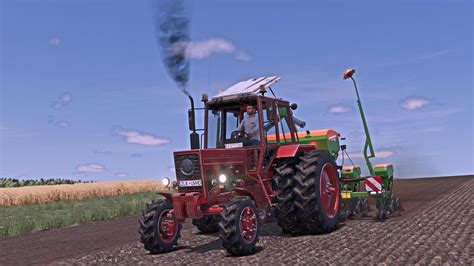 Zdjęcie autonomicznego ciągnika MTZ Belarus 3523i podczas testów polowych
