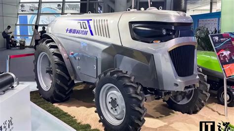 Chińskie autonomiczne ciągniki Honghu T70 i T200 w pracy