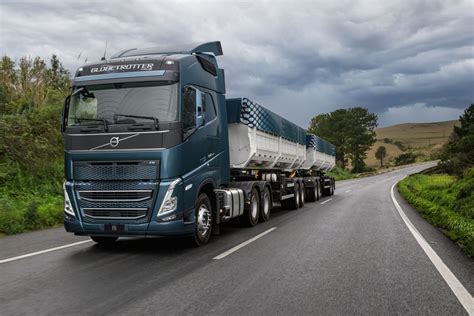 Stylizowane zdjęcie ciągnika siodłowego Volvo FH na tle drogi