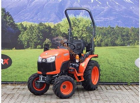 Mini traktor Kubota serii B2 z podłączonym osprzętem