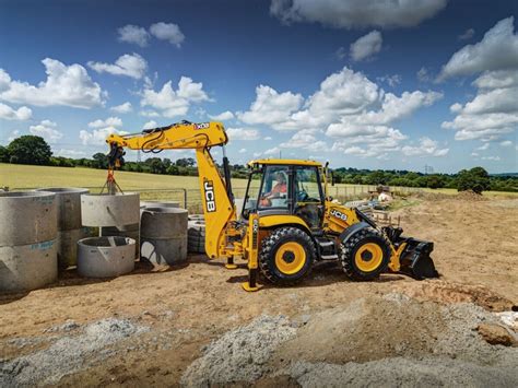 JCB 5CX PRO w akcji, koparka-ładowarka na placu budowy