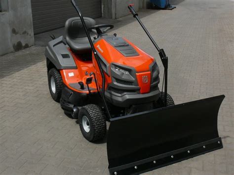 Thematyczne zdjęcie traktorka kosiarki Husqvarna LT