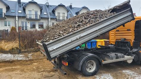 Wywrotka ładująca piasek lub kruszywo z kopalni/składu