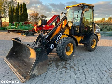 Zdjęcie ładowarki JCB 408 DTR w akcji, wykonującej prace załadunkowe
