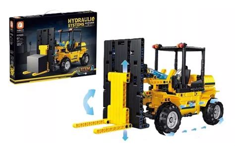 Wózek widłowy z widocznym układem hydraulicznym i systemem podnoszenia