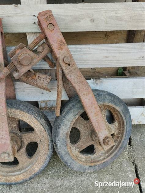 Przykładowe rodzaje kół do kultywatora: pneumatyczne, metalowe, sparowane