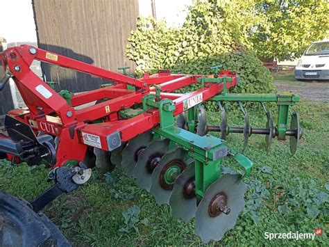 Schemat lub zdjęcie przedstawiające bronę talerzową Agro-Tom