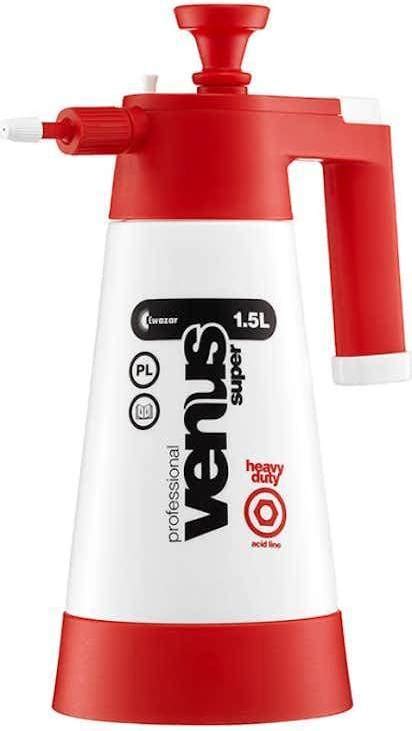 zdjęcie opryskiwacza Kwazar Venus 1.5l w akcji, np. w ogrodzie