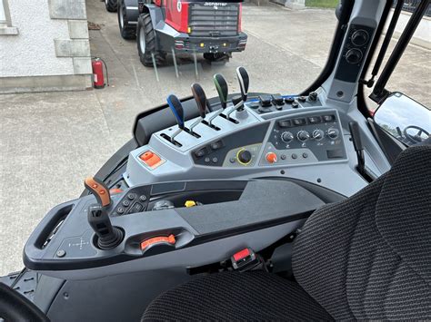 zdjęcie ciągnika Valtra N154 Active z żurawiem Kesla podczas prac leśnych