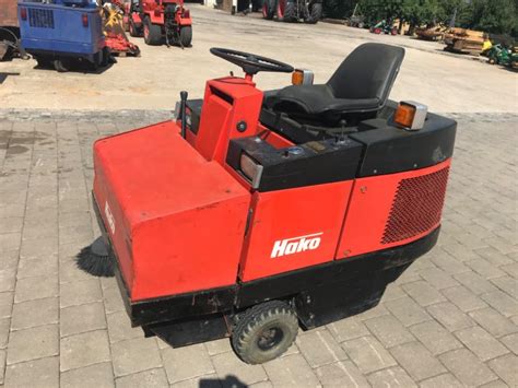 Panel kontrolny zamiatarki Hako Jonas 1200 E, zbliżenie na wyświetlacz i przyciski