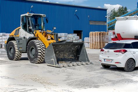 Tabela danych technicznych łyżek wolumetrycznych do ładowarek kołowych JCB