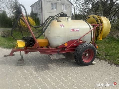 zdjęcie opryskiwacza sadowniczego Unia ŚLĘZA 1000l w akcji