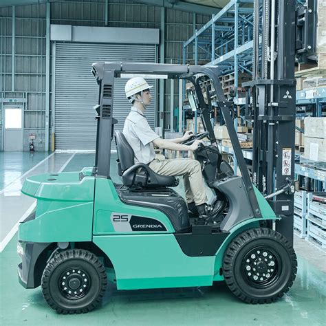 Thematic photo of a Mitsubishi forklift operating in a warehouse