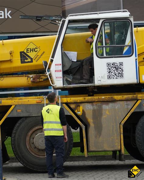 Zdjęcie żurawia samojezdnego w akcji na placu budowy