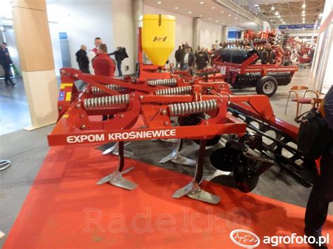 Zdjęcie logo Expom Krośniewice oraz nowoczesnej hali produkcyjnej maszyn rolniczych