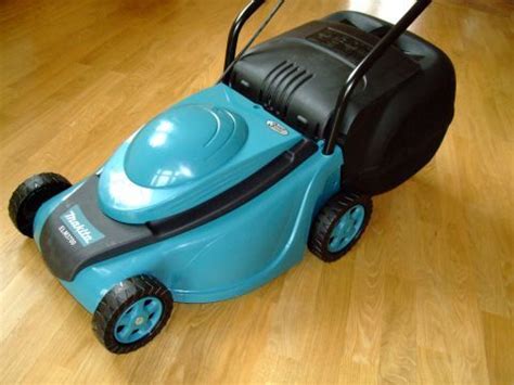 zdjęcie kosiarki elektrycznej Makita ELM 3300 w akcji na małym trawniku