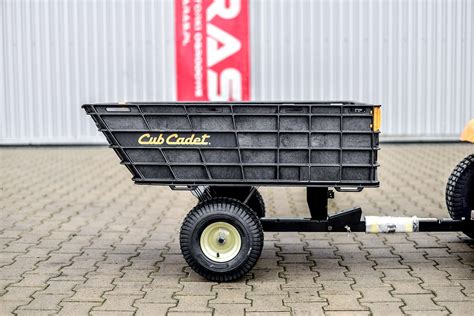 Zestawienie różnych modeli ciągników ogrodowych Cub Cadet na dużym, zadbanym trawniku