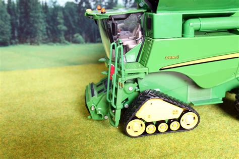 Zdjęcie kombajnu John Deere S690i Britains w skali 1:32 z hederem