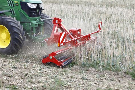 Zdjęcie mulczera Kverneland w akcji rozdrabniania resztek pożniwnych