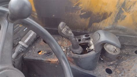 Schemat kabiny operatora JCB 526 z opisem przełączników