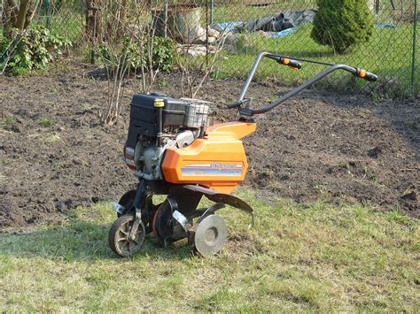 Zasada działania glebogryzarki z dzielonym zespołem roboczym i bocznymi tarczami ochronnymi