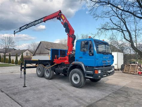 Zdjęcie przedstawiające żuraw samochodowy Kamaz 43118 6x6 z zamontowanym żurawiem Ivanowiec Kc 45717 AK-25 w terenie