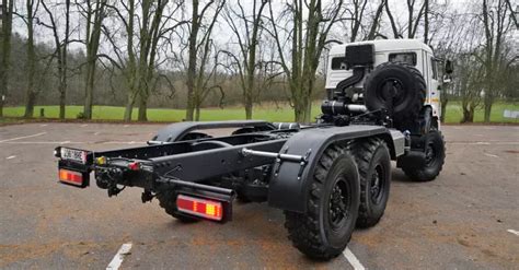 Schemat budowy podwozia Kamaz 43118 6x6 z widocznymi blokadami mechanizmów różnicowych