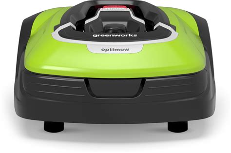 Kosiarka automatyczna Greenworks OptiMow 15 w akcji na zadbanym trawniku, widoczna stacja ładująca.
