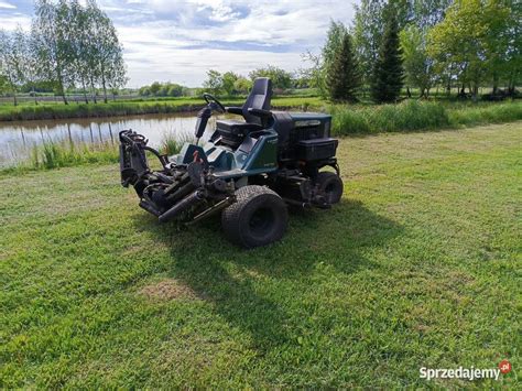Zdjęcie przedstawiające nowoczesny traktorek ogrodowy koszący duży trawnik