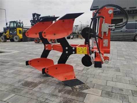 Pług hydrauliczny Vario do ciągnika z widocznym systemem amortyzacji i gumowym lemieszem