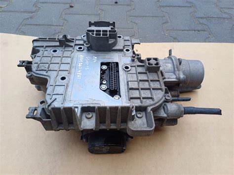 zdjęcie wnętrza kabiny z widocznym lewarkiem automatycznej skrzyni biegów HI-MATIC