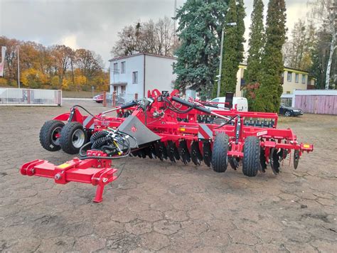 Brona talerzowa Alfa podczas pracy na polu