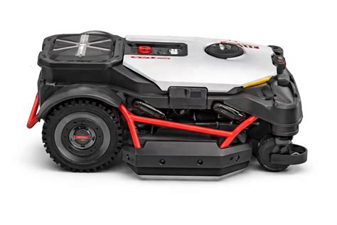 Robot koszący Kress Mega 600 KR238E na boisku piłkarskim